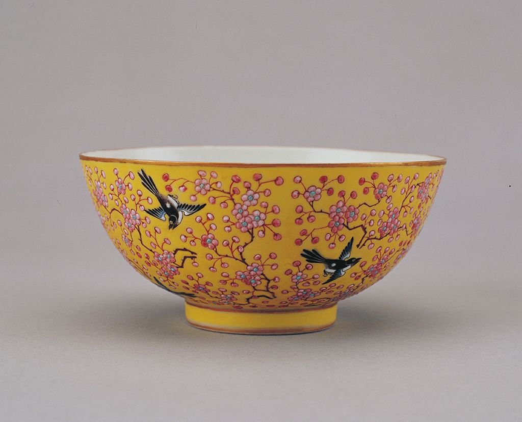 图片[1]-Yellow ground pink plum magpie bowl-China Archive